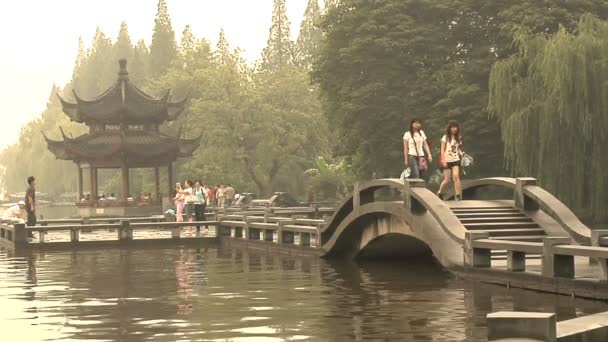 Cuelgue Zhou Xi Hu lago de China — Vídeos de Stock